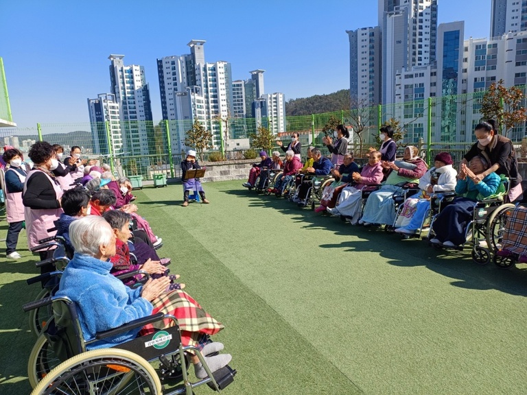 24년 12월 하모니카 공연 사진입니다.