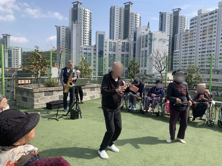25년 2월 섹소폰 공연 사진입니다.