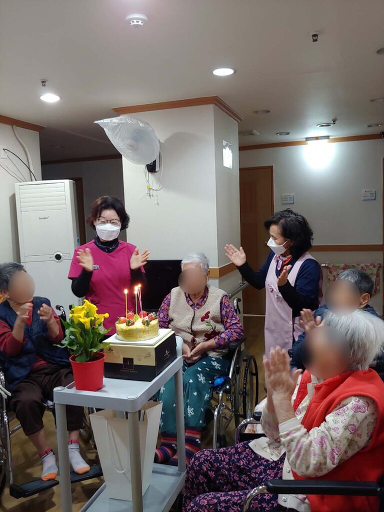 25년 3월 생신잔치 사진입니다.