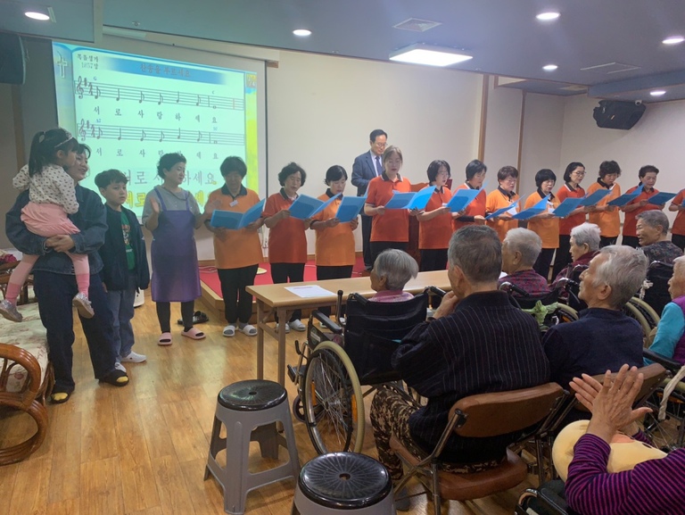 25년 6월 노래공연 사진입니다.