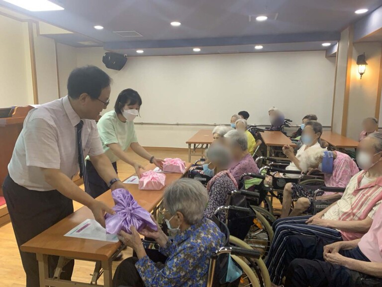 2025년 7월 어르신 개인간식 선물전달 사진입니다.