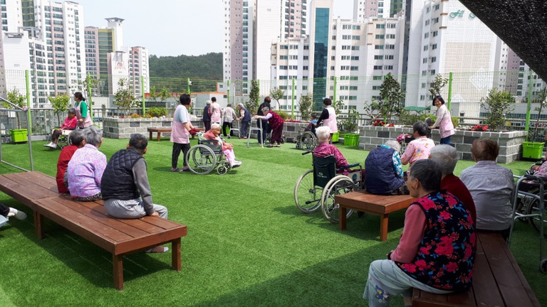 매일 산책을 즐기시는 옥상정원 전경입니다